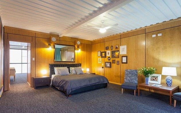 Η κρεβατοκάμαρα έχει ξύλινους τοίχους για πιο "ζεστό" αποτέλεσμα αλλά η οροφή είναι τμήμα ενός κοντέινερ!