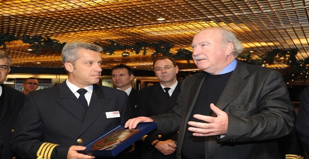 Ο Πρόεδρος του ΟΛΠ Α.Ε. κ. Γιώργος Ανωμερίτης με τον καπετάνιο Νικόλαο Πετράκη.  